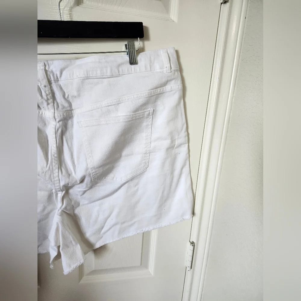 Lane Bryant Bright White Embroidered Eyelet Denim Shorts 28 New